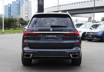 Подержанный автомобиль BMW X7 2021 года (6 фото)