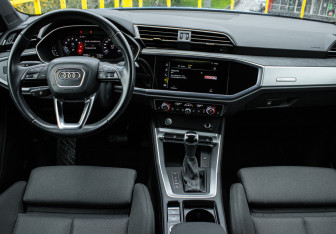 Подержанный автомобиль Audi Q3 2019 года (12 фото)