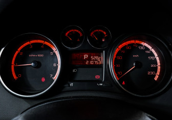 Подержанный автомобиль Peugeot 408 2012 года (11 фото)