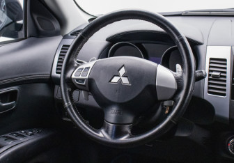 Подержанный автомобиль Mitsubishi Outlander 2011 года (15 фото)