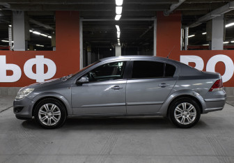 Подержанный автомобиль Opel Astra Sedan 2007 года (8 фото)
