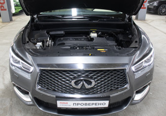 Подержанный автомобиль Infiniti QX60 2017 года (9 фото)