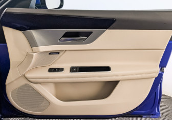 Подержанный автомобиль Jaguar XF Sedan 2019 года (25 фото)