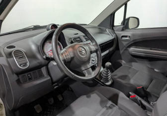 Подержанный автомобиль Suzuki Splash 2010 года (15 фото)