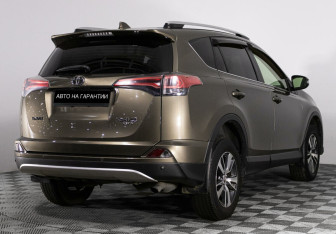 Подержанный автомобиль Toyota RAV4 2015 года (3 фото)