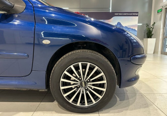 Подержанный автомобиль Peugeot 206 Hatchback 2002 года (8 фото)