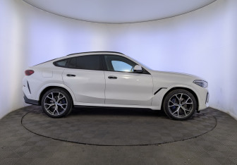 Подержанный автомобиль BMW X6 2022 года (4 фото)