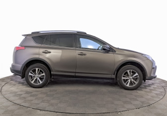 Подержанный автомобиль Toyota RAV4 2016 года (4 фото)