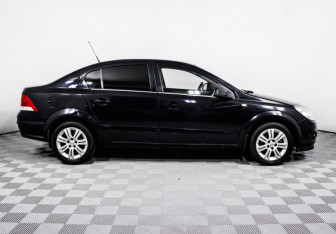 Подержанный автомобиль Opel Astra Sedan 2011 года (4 фото)