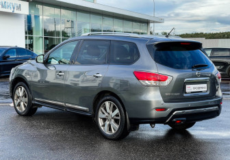 Подержанный автомобиль Nissan Pathfinder 2014 года (7 фото)
