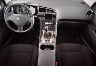 Подержанный автомобиль Peugeot 3008 2010 года (9 фото)