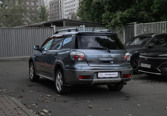 Подержанный автомобиль Mitsubishi Outlander 2005 года (6 фото)