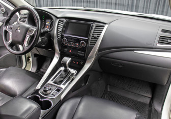 Подержанный автомобиль Mitsubishi Pajero Sport 2016 года (11 фото)