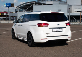 Подержанный автомобиль Kia Carnival 2016 года (7 фото)