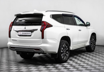 Подержанный автомобиль Mitsubishi Montero Sport 2022 года (5 фото)