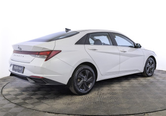Подержанный автомобиль Hyundai Elantra Sedan 2021 года (5 фото)