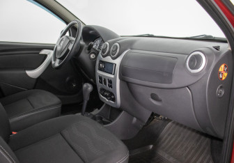 Подержанный автомобиль Renault Sandero 2014 года (9 фото)