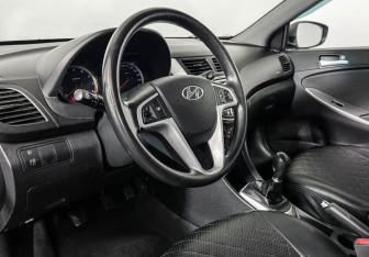 Подержанный автомобиль Hyundai Solaris Hatchback 2012 года (13 фото)