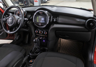 Подержанный автомобиль MINI Hatch 2016 года (11 фото)