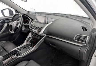 Подержанный автомобиль Mitsubishi Eclipse Cross 2018 года (11 фото)