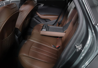 Подержанный автомобиль Audi A4 Sedan 2017 года (10 фото)