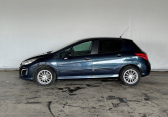 Подержанный автомобиль Peugeot 308 Hatchback 2012 года (8 фото)