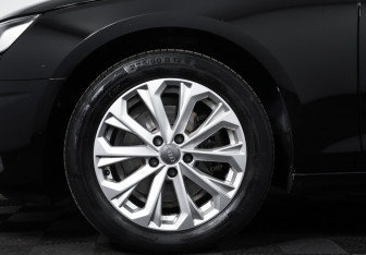 Подержанный автомобиль Audi A4 Sedan 2020 года (25 фото)