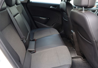 Подержанный автомобиль Opel Astra Hatchback 2011 года (20 фото)
