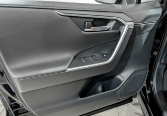 Подержанный автомобиль Toyota RAV4 2021 года (19 фото)