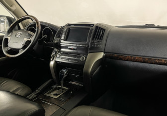 Подержанный автомобиль Toyota Land Cruiser Suv 2008 года (9 фото)