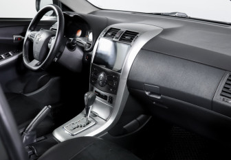 Подержанный автомобиль Toyota Corolla Sedan 2012 года (9 фото)