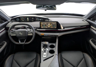 Подержанный автомобиль Changan UNI-V 2023 года (14 фото)