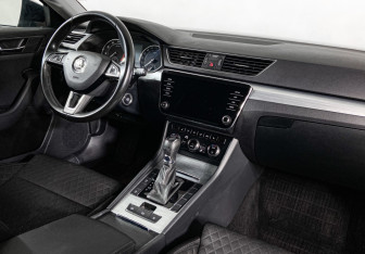 Подержанный автомобиль Skoda Superb Wagon 2020 года (10 фото)