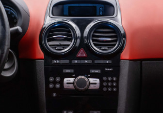 Подержанный автомобиль Opel Corsa 2007 года (14 фото)