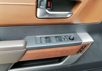 Подержанный автомобиль Toyota Tundra 2021 года (14 фото)