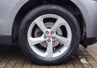 Подержанный автомобиль Jaguar F-Pace 2020 года (15 фото)