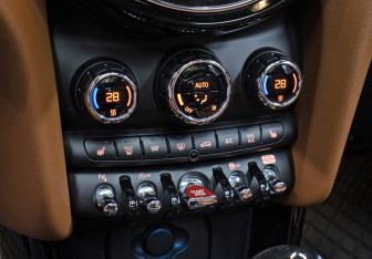 Подержанный автомобиль MINI Hatch 2021 года (18 фото)