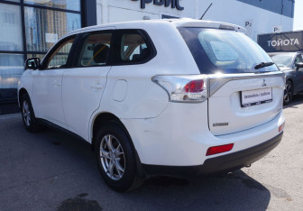 Подержанный автомобиль Mitsubishi Outlander 2013 года (7 фото)