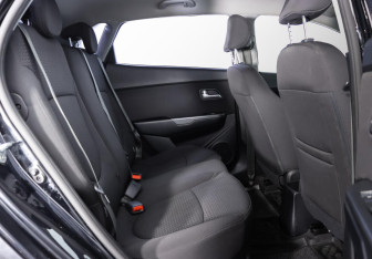 Подержанный автомобиль Kia Rio Hatchback 2015 года (9 фото)