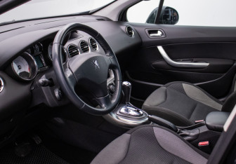 Подержанный автомобиль Peugeot 308 Hatchback 2010 года (10 фото)
