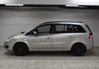 Подержанный автомобиль Opel Zafira Compactvan 2010 года (2 фото)
