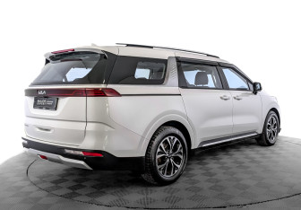 Подержанный автомобиль Kia Carnival 2022 года (5 фото)