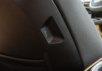 Подержанный автомобиль Kia Carnival 2022 года (12 фото)