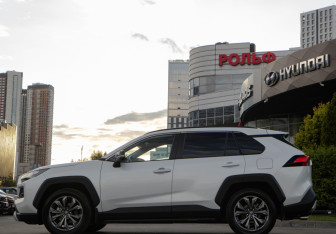Подержанный автомобиль Toyota RAV4 2025 года (6 фото)