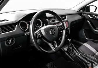 Подержанный автомобиль Skoda Octavia Liftback 2017 года (11 фото)