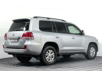 Подержанный автомобиль Toyota Land Cruiser Suv 2008 года (5 фото)