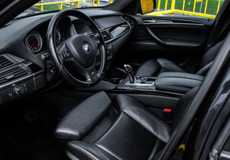 Подержанный автомобиль BMW X6 M 2013 года (12 фото)