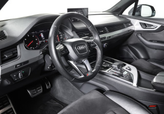 Подержанный автомобиль Audi Q7 2017 года (15 фото)