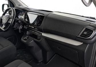 Подержанный автомобиль Peugeot Traveller 2018 года (13 фото)