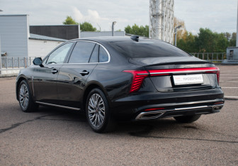 Подержанный автомобиль Hongqi H5 2024 года (5 фото)
